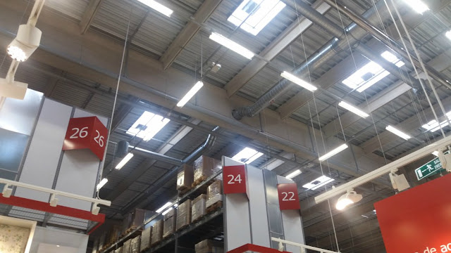 techo de un almacén con instalaciones vistas